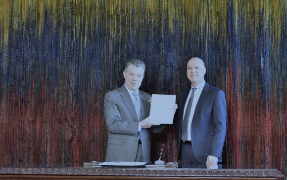 El Banco Mundial dono a Colombia 20 millones de dólares para mitigar el cambio climático. En la foto el presidente Juan Manuel Santos recibe la donación. FOTO COLPRENSA 