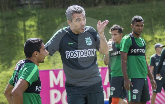 Juan Manuel Lillo, quien aparece con Daniel Bocanegra, continúa firme en el montaje de su modelo futbolístico. FOTO Juan Sánchez