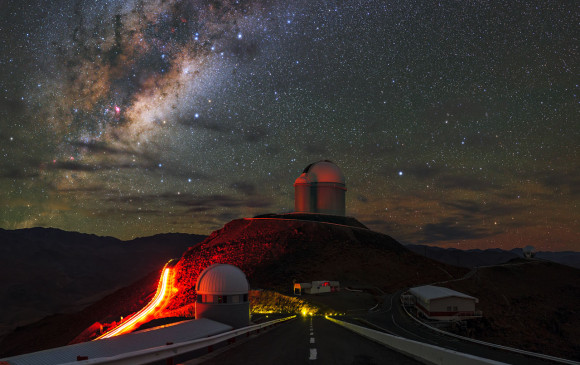 La mancha de la Vía Láctea sobre un observatorio en los Andes chilenos. Millones de estrellas para observar. La pregunta de si estamos solos en la galaxia, no está resuelta. FOTO ESO