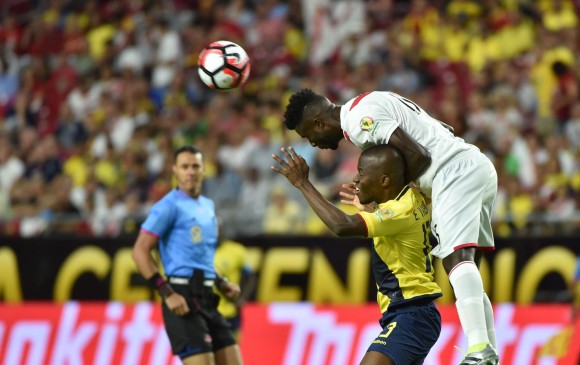 Ecuador, aún frustrada por el gol anulado que le impidió ganarle a Brasil, tratará de reaccionar en el partido ante Perú. FOTO AFP