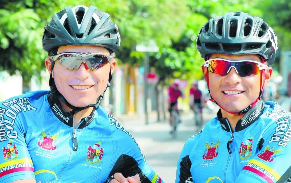 Los hermanos Willinton y Yoedison Bustamante se mantienen en la Vuelta a Colombia. Dos uniformados de la Policía Nacional. FOTO JULIO CÉSAR HERRERA