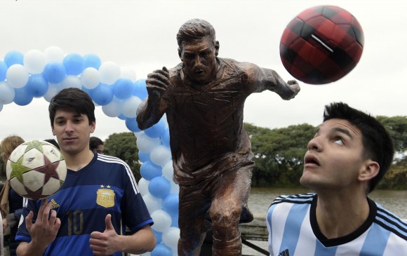 Antes del acto de inauguración de la figura de bronce, tres chicos amenizaron la espera con una demostración de acrobacias con el balón. FOTO AFP