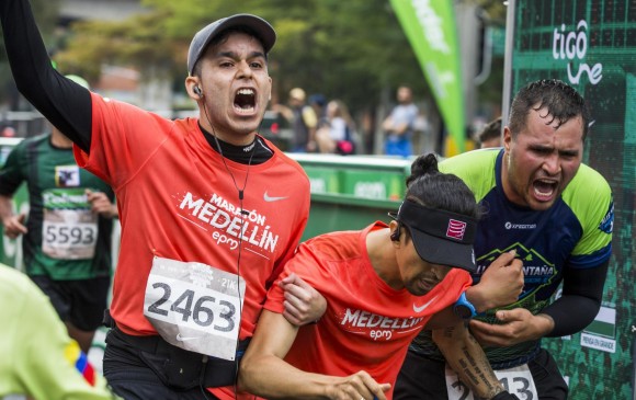 La imagen del momento en el que Juan Camilo Arboleda (centro) llega a la meta acompañado por otros dos competidores. FOTO CORTESÍA
