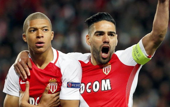 Mbappé reconoció que estar con Falcao le permite mejorar y aprender. Hizo una gran dupla a su lado en el Monaco. FOTO afp 