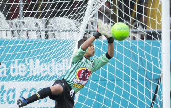 Andrés Felipe Tovar llegó al cobro de los penaltis sin recibir gol en los 5 partidos jugados: 3 en fase de grupos, uno en octavos y ayer el 0-0 con Urb. Quinta Oriental de Cúcuta. FOTO edwin bustamante 