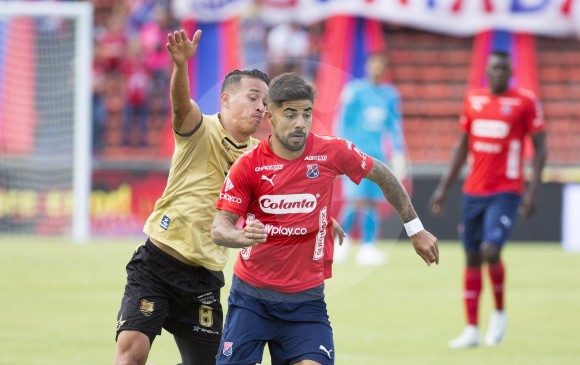 Camilo Ayala y Jonathan Barboza, jugadores de Rionegro Águilas y Medellín, respectivamente. FOTO edwin Bustamante. 