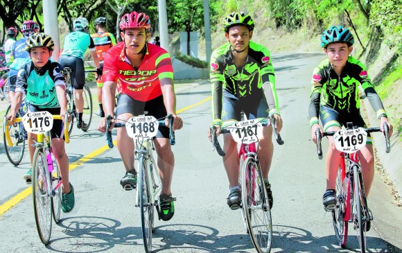 La escuela de ciclismo en Cimitarra espera ser surtidor de ciclistas en Santander, con apoyo de Víctor H. Peña. FOTO Donaldo Zuluaga.