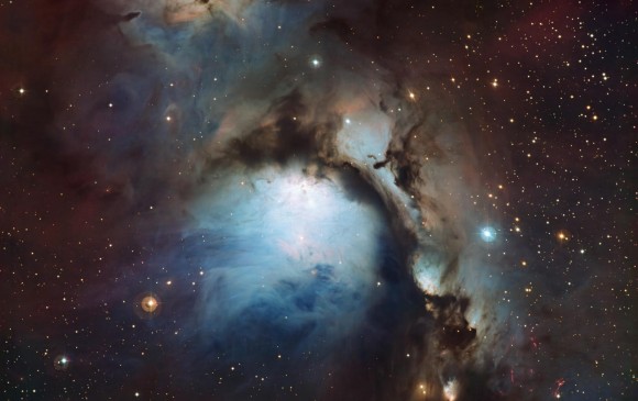 La nebulosa de Orión, donde hoy nacen estrellas, ilustra el tipo de nube en la que se formó el Sistema Solar. En el recuadro, restos del meteorito del Sahara. FOTO ESO-M. Di Martino