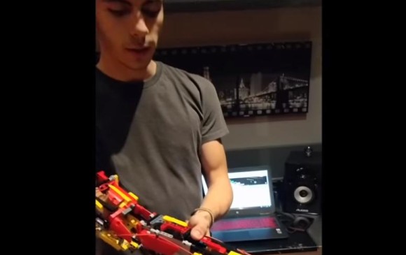 Aguilar construyó una prótesis para su brazo derecho con fichas de Lego. FOTO: Pantallazo YouTube