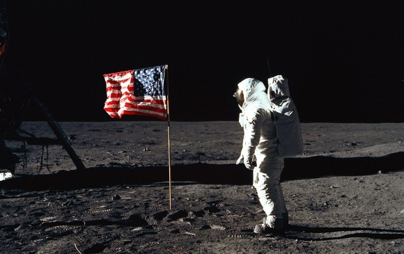 El módulo lunar está a la izquierda y se ven las huellas de los astronautas. Salta a la vista la bandera de Estados Unidos, como triunfador de una carrera espacial de décadas. FOTO Nasa