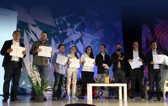 Momento de premiación de los nueve finalistas del concurso del MIT Technology, en Bogotá. FOTO CORTESÍA MIT Technology Review