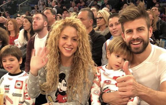 La pareja con sus hijos Milan y Sasha en el partido de baloncesto. Foto Twitter Madison Square Garden