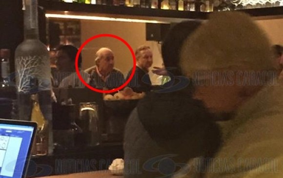 Víctor Maldonado, máximo accionista del Fondo Premium fue visto en un restaurante en Madrid, España. FOTO CARACOL TV