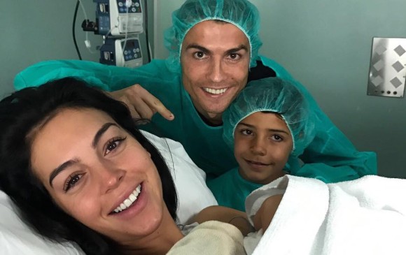 Georgina Rodríguez; Alina Martina, la nueva hija; Cristiano Ronaldo y su hijo Crristiano Junior en el hospital. Foto: Cortesía Cristiano Ronaldo Instagram