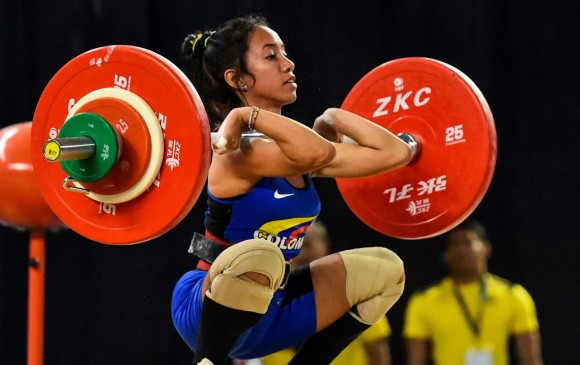 Manuela Berrío Zuluaga, consagrada campeona mundial en Malasia. Arriba, de niña y cuando empezó en pesas. FOTOs Cortesía IWF