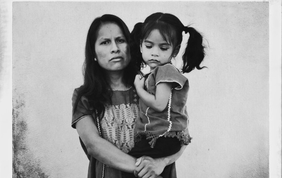 Huehuetonoc, Guerrero, México, diciembre, 2015.Rosalinda y su hija Samantha posando para su primera foto.