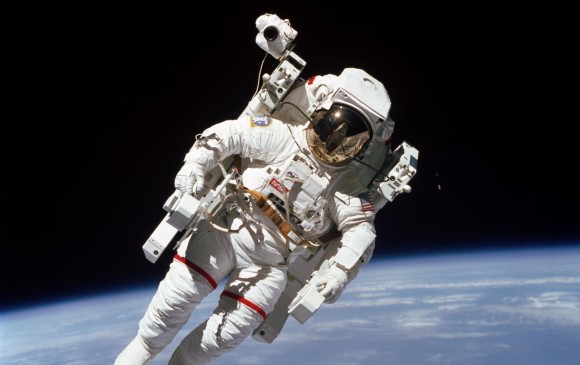 Bruce McCandless flotó en el espacio en 1984. FOTO AFP