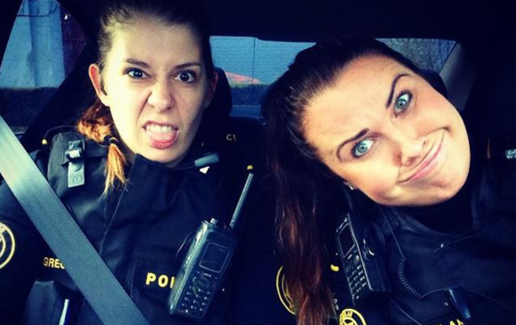 Con la pregunta “¿por qué tan serios?” la policía islandesa publicó esta foto en su cuenta de Instagram. Tiene casi 15 mil “me gusta”.