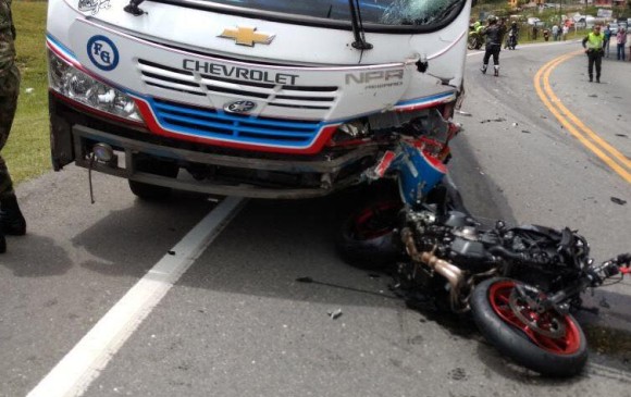 En la tarde del jueves 3 de mayo falleció un motociclista en la vía Santuario - Cañoalegre. FOTO: CORTESÍA GUARDIANES ANTIOQUIA 