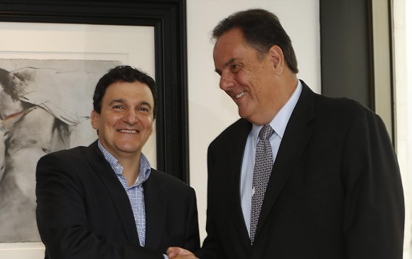 Jorge Mario Velásquez, presidente del Grupo Argos (derecha), junto a Juan Esteban Calle, presidente de la filial Cementos Argos, al anunciar la adquisición de una planta en Estados Unidos, el jueves pasado. FOTO JULIO CÉSAR HERRERA