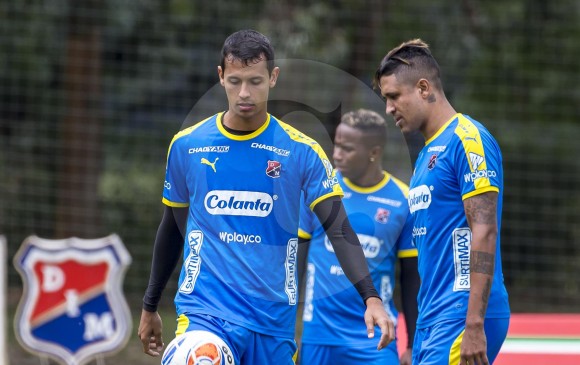 Andrés Ricaurte deleita a la afición con su buen manejo de balón. Lo acompañan Hernán Pertuz y Willliam Parra. FOTO juan Sánchez