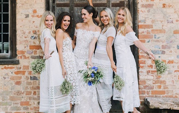 La bloguera y presentadora británica Louise Roe, al centro, escogió para su matrimonio un código White party, para que todos los invitados fueran vestidos de blanco. FOTO Cortesía Instagram @LouiseRoe