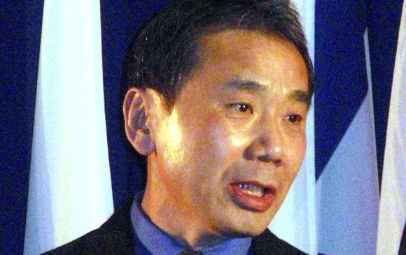 Aruki Murakami (foto) encabeza la lista de favoritos en las casas de apuestas para ganarse el Nobel de Literatura, al lado de Amoz Oz y otros escritores. Foto Cortesía de Galoren.com