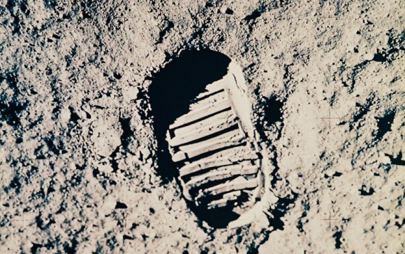 Una foto de 1969 tomada por Buzz Aldrin de su impresión de arranque en la superficie de la luna. FOTO Nasa