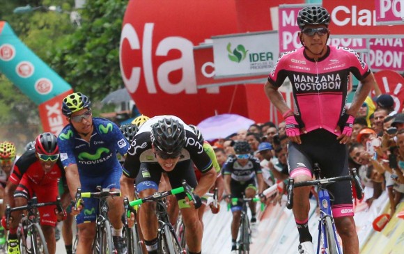 Molano (derecha) logró su tercer triunfo en 2016, tras ganar etapa en Vuelta a Madrid y Vuelta a Colombia. FOTO CORTESÍA DIEGO SINISTERRA