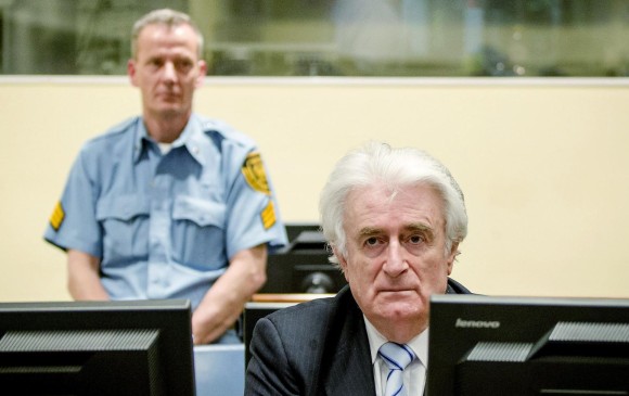 Karadzic era el líder de los serbios de Bosnia cuando esa ciudad fue tomada por las fuerzas del general Ratko Mladic. FOTO AFP
