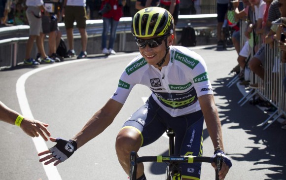 Antes de partir la cuarta etapa, el colombiano Esteban Chaves se mostró feliz, saludando a sus seguidores. FOTO afp