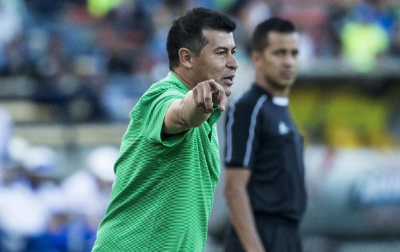 Al técnico Jorge Almirón se le notó muy activo dando indicaciones a sus dirigidos desde la línea lateral.