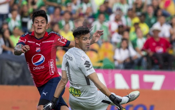 En esta acción el portero Fernando Monetti le achicó de buena manera al delantero Germán Cano, quien terminó definiendo mal ante el asedio de su compatriota. FOTO Jaime pérez