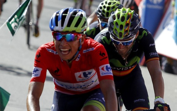 El ciclista español Alejandro Valverde -atrás-, elogió el trabajo del colombiano Esteban Chaves -adelante-, de quien dijo que es un rival para tener en cuenta. FOTO afp