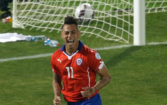 Vargas, el encargado de iniciar la celebración chilena ante Perú, Ahora es el goleador de la Copa con cuatro tantos. FOTO AFP