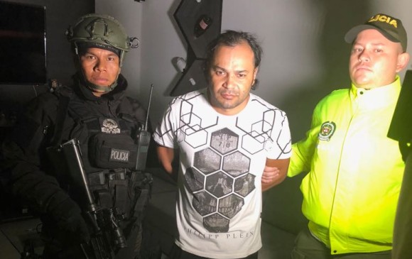 Giovanni Cataño fue sorprendido por los comandos policiales en un condominio de San Jerónimo, Antioquia, donde estaba con su familia. No le encontraron armas en el predio. FOTO cortesía policía