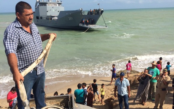 La comunidad indígena salió a recibir el buque de la Armada que llegó con 76.000 litros de agua. FOTO cortesía armada