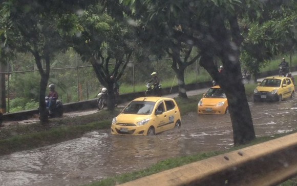 Inundación en la vía. Foto tomada de Twitter @melussina1980