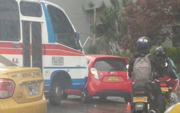 Accidente en la calle Colombia. Foto tomada de twitter @LinaGira