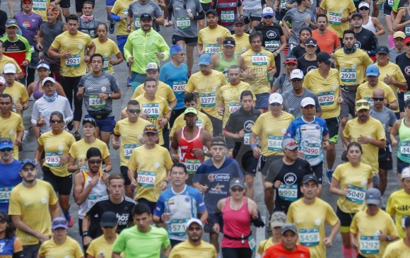 El clima fresco de la mañana ayudó a los miles de atletas de todas las categorías en el intento por cumplir con sus registros en la Maratón de Medellín. FOTO Robinson Sáenz