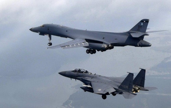 Los dos bombarderos supersónicos B-1B de Estados Unidos que sobrevolaron la península coreana para responder al misil intercontinental. FOTO efe