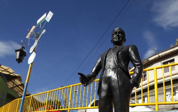 Una multitud de tangueros y seguidores de la música de Carlos Gardel se reunió el domingo, 24 de junio, ante la estatua del cantor, en Manrique, para rendirle homenaje en el aniversario 83 de su muerte, sucedida en Medellín. Foto Efe