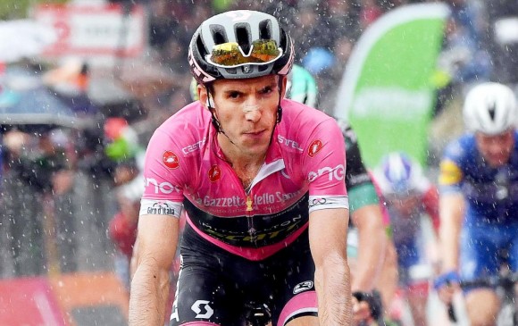 Simon Yates el compañero de equipo de Esteban Chaves, mantuvo el liderato del Giro de Italia. FOTO EFE