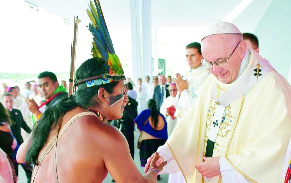 Los indígenas le rindieron un homenaje a Francisco.