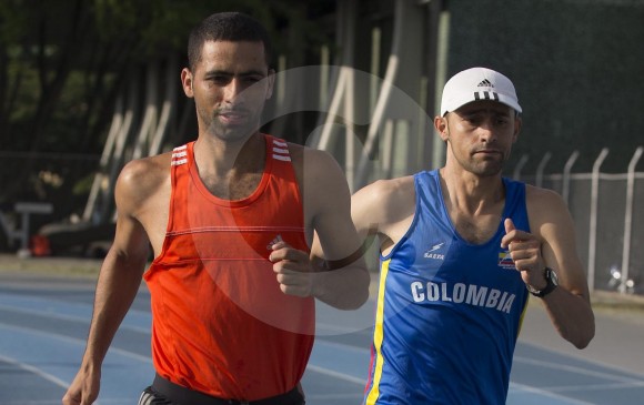 En la maratón de Río, Elkin correrá unido con un lazo a su guía, para cumplir así con la exigencia técnica. FOTO donaldo zuluaga