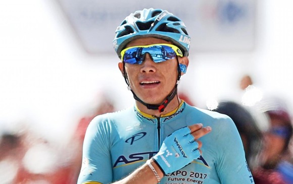 El colombiano hizo una brillante etapa y llegó en el segundo lugar, detrás del líder y ganador de etapa Simon Yates, compañero del bogotano Esteban Chaves. FOTO EFE