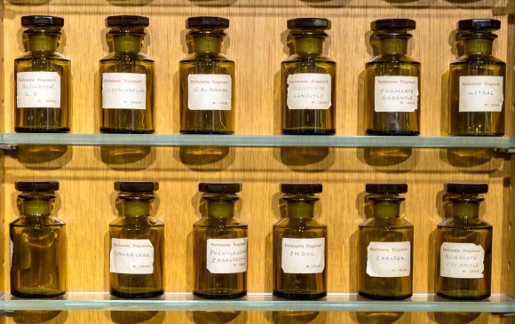  En el Museo del Perfume está en Colonia, Alemania, explican la producción del agua de Colonia.