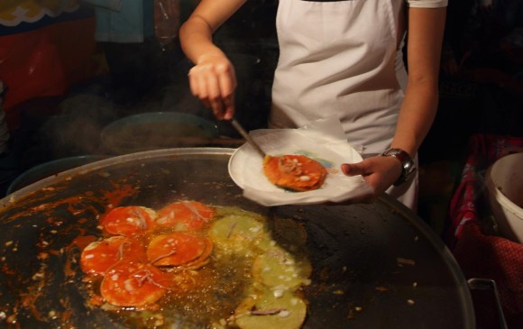 Las chalupas con cebolla y carne desmechada son un ícono de la ciudad de Puebla, en México. FOTOS: JUAN URIBE Y SHIUTTERSTOCK