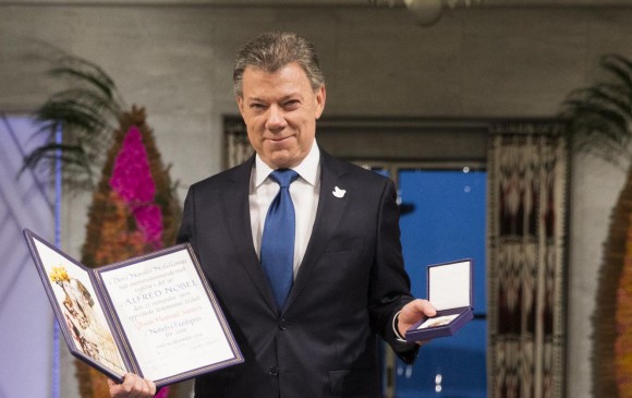El presidente Santos recibió un certificado, una medalla de oro y 8 millones de coronas suecas (2.850 millones de pesos). FOTO afp