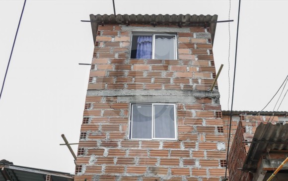 Casa ubicada en el barrio Santa Cruz, en Medellín, donde habría ocurrido el hecho de maltrato infantil. FOTO ROBINSON SÁENZ
